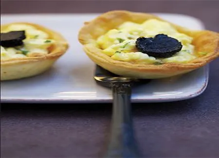 Tartelettes aux oeufs brouillés et truffe