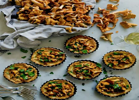 Tartelettes de girolles et crème d'ail