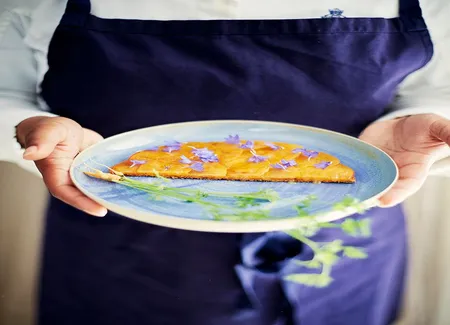 Tartes fines aux abricots, praliné et miel de carotte
