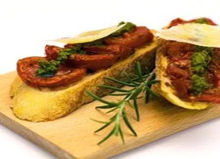 Tartine croustillante aux tomates rôties, pesto et parmesan
