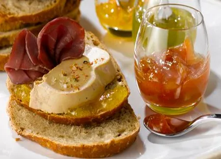 Tartine de foie gras et pétales de magret