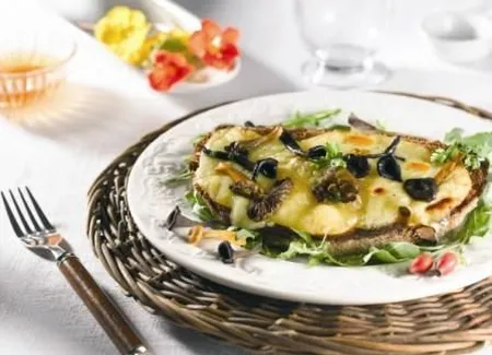 Tartine de tomme de savoie gratinée à la persillade de trompettes