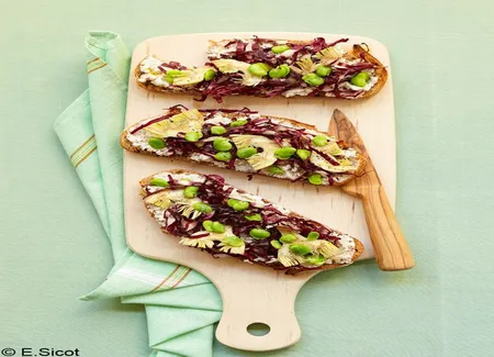 Tartine de chèvre-fèves