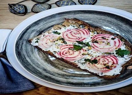 Tartines au chèvre frais, piment d'espelette, menthe, betterave chioggia