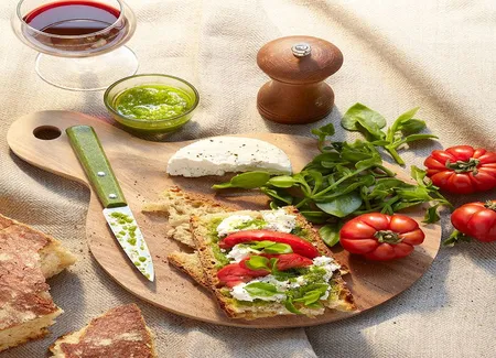Tartines au chèvre frais, tomates et pistou