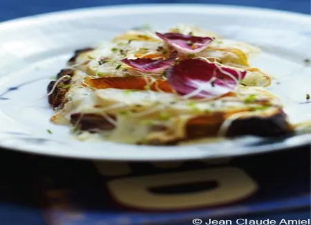 Tartines au reblochon et à la poire, salade violette