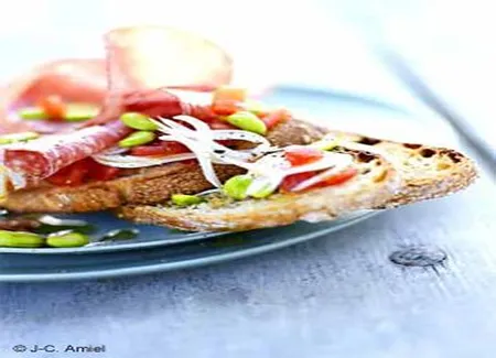 Tartines croquantes de salami aux légumes crus