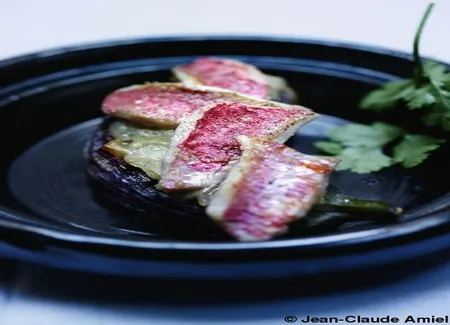 Tartines d'aubergines, oignons blancs et petits rougets
