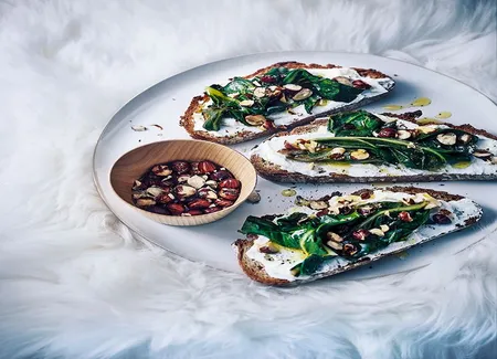 Tartines de pain paysan à la ricotta, aux blettes et aux noisettes grillées