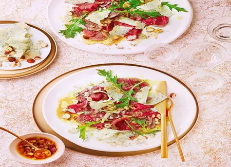 Tataki de boeuf au bleu de termignon, sauce soja passion