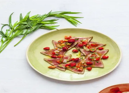 Tataki de boeuf aux fraises des bois