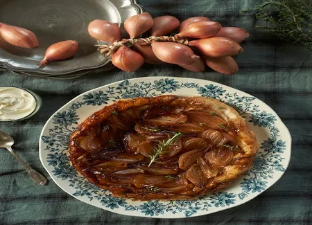 Tatin d'échalotes aux herbes