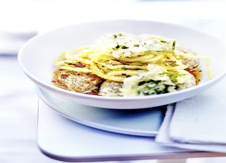Tempura spaghettis, kale et boulettes