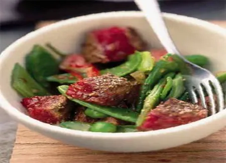 Tende de tranche et wok de légumes