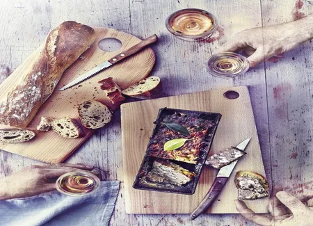 Terrine de lapin, volaille et porc aux herbes