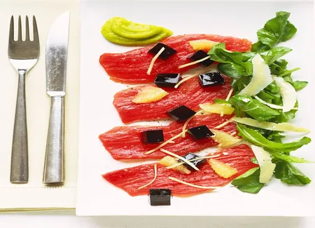 Carpaccio de thon mariné, pamplemousse frais, roquette