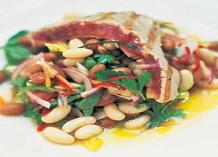 Thon grillé avec haricots marinés et herbes