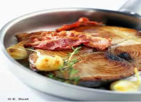 Thon rôti, lard et aromates