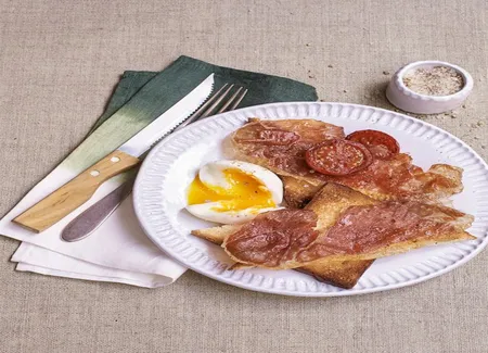 Toasts au jambon et oeuf mollet