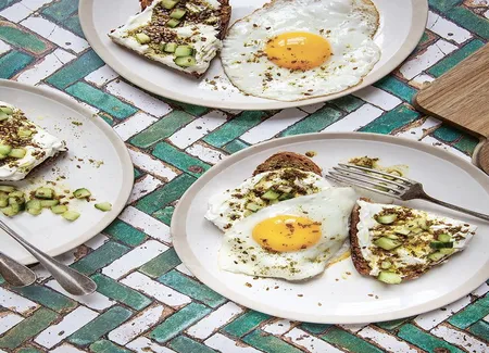 Toasts au labneh, zaatar, concombre