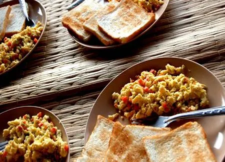 Toasts aux oeufs brouillés et au saumon