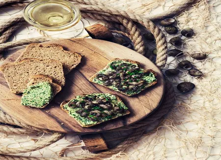 Toasts beurre d'herbes, bigorneaux