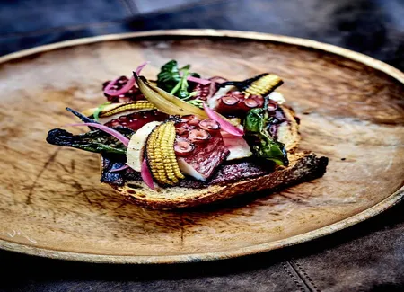 Toasts de poulpe et poulet, crème d'olive noire de kalamata