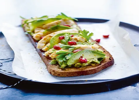 Toasts sans gluten au poulet et avocats pimentés au curry