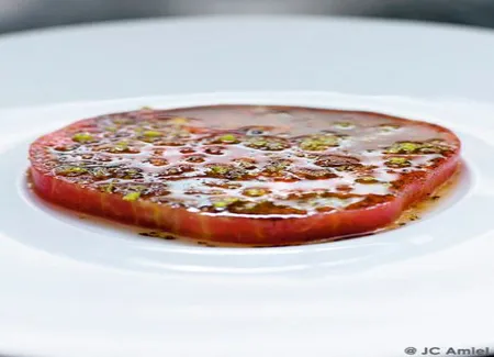 Tomate, huile d'olive parfumée à la vanille et zestes de citron vert