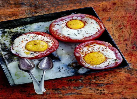 Tomates coeur de boeuf, oeufs cocotte, coulis d'estragon