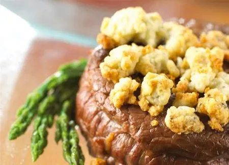 Tournedos de boeuf, crumble de roquefort