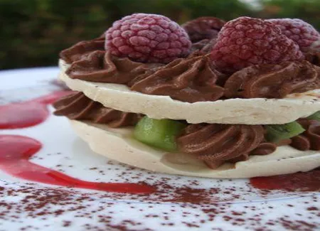 Tours meringuées à la mousse de chocolat, kiwis et framboises
