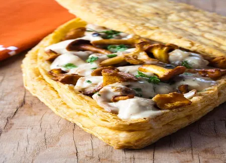 Tourte ovalie de poulet fermier d'auvergne aux girolles