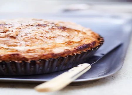 Tourte aux pommes et aux raisins