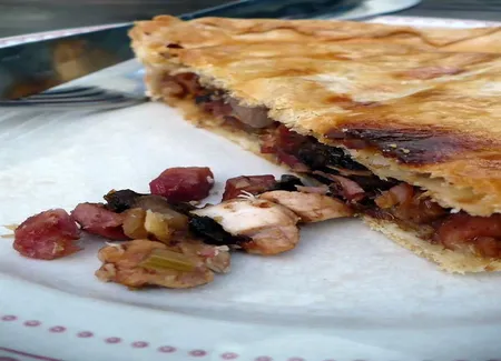 Tourte d'automne au poulet, pommes et pruneaux