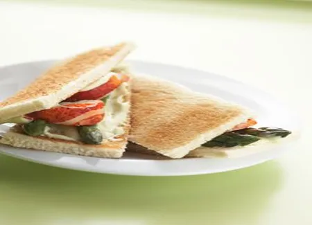 Tramezzini aux asperges vertes et homard