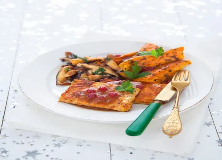 Tranches de tempeh, champignons et sauce gravy aux airelles