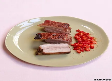 Travers de porc caramélisé à la fraise