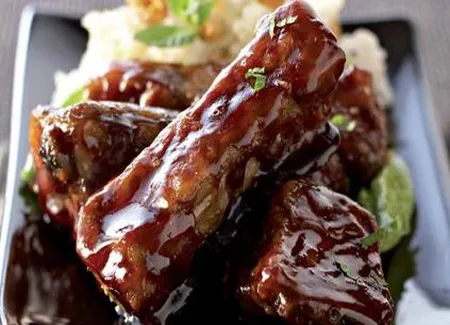 Travers de porc caramélisés, sauce au gingembre et risotto aux amandes