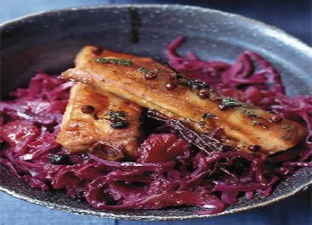 Travers de porc et chou rouge compoté aux pommes