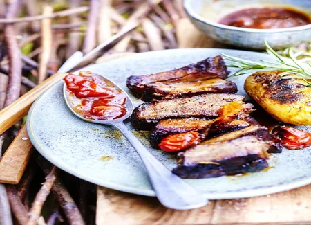 Travers de porc sauce tomate