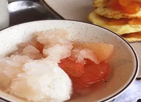 Trilogie de pamplemousse, yogourt glacé à la vanille et crêpes