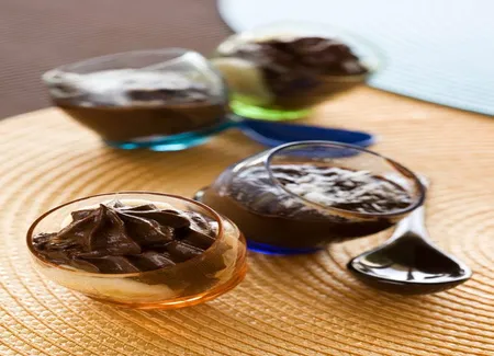 Trio chocolat–banane–avocat en version mousse et moelleux express.