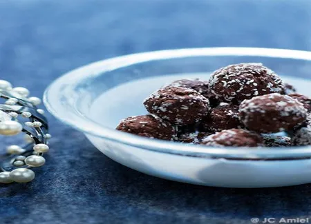 Truffes noires, coeur de chocolat blanc et coco
