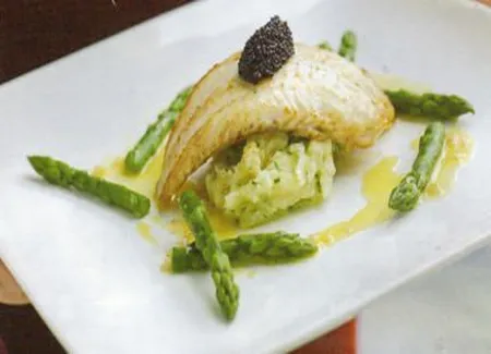 Turbot et son tortillon d'asperges, chips et tuiles de parmesan