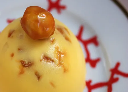 Vacherin glacé aux noix de macadamia caramélisées et au safran