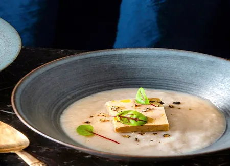 Velouté châtaigne-navet au foie gras
