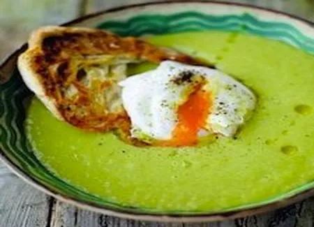 Velouté d'asperges et uf poché sur toast