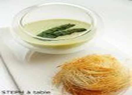 Velouté d'asperges et son kadaif de foie gras