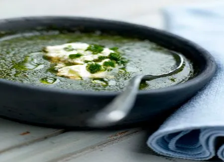 Velouté d'herbes amères, brousse de chèvre frais